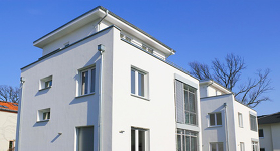 Außenputz – weiß verputztes Wohnhaus mit Flachdach